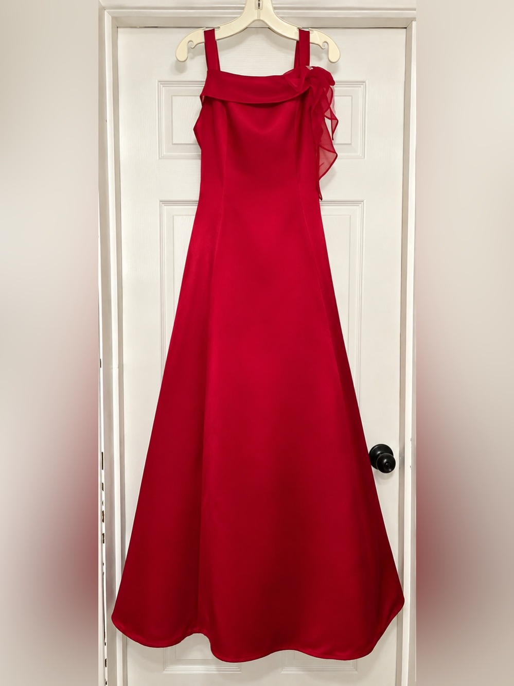 David’s Bridal Juniors Red Apple Satin Formal Dress Size 8 J81509